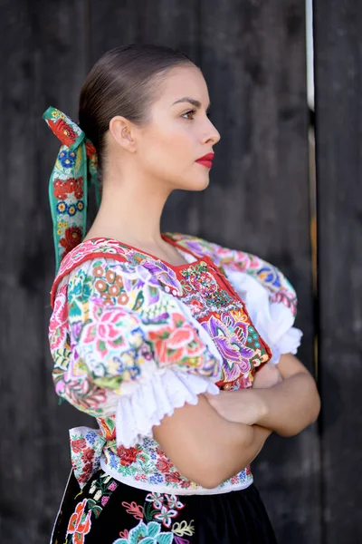 Ung Vacker Slogan Folklore Kvinna Traditionell Kostym — Stockfoto