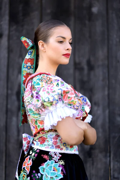 Fiatal Gyönyörű Szlovák Folklór Hagyományos Jelmezben — Stock Fotó