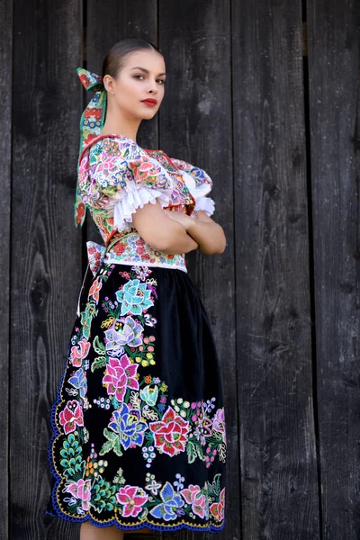 Ung Vacker Slogan Folklore Kvinna Traditionell Kostym — Stockfoto