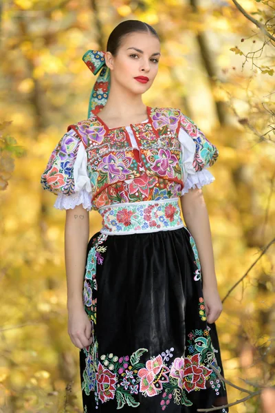 Jonge Mooie Slovak Folklore Vrouw Traditioneel Kostuum — Stockfoto