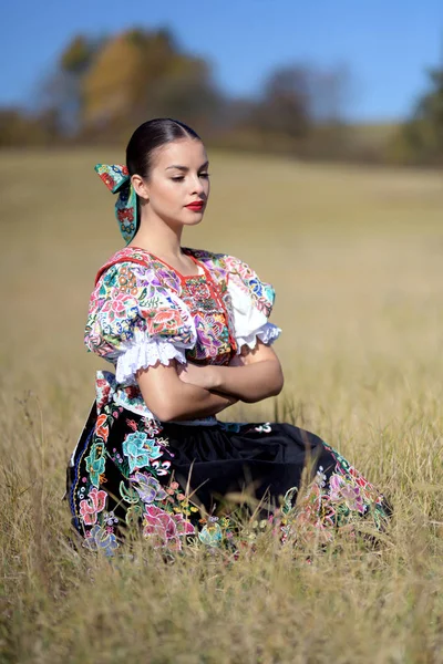 Ung Vacker Slogan Folklore Kvinna Traditionell Kostym — Stockfoto