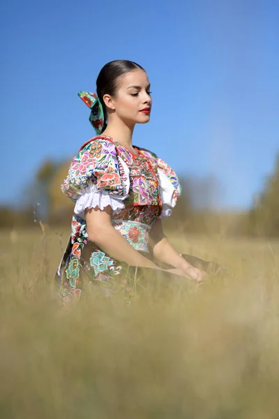 Joven Hermosa Eslovaca Folklore Mujer Traje Tradicional —  Fotos de Stock