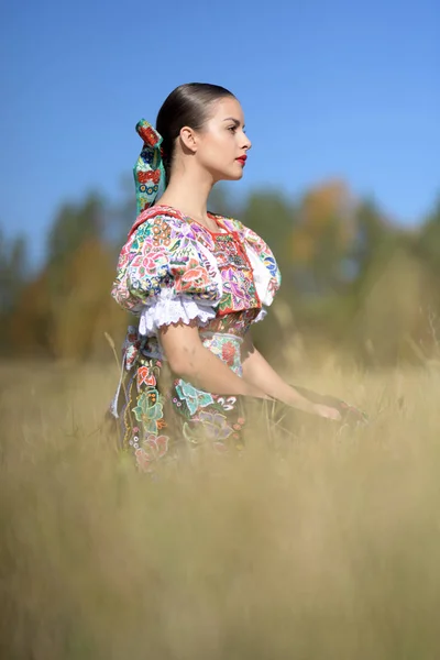 Ung Vacker Slogan Folklore Kvinna Traditionell Kostym — Stockfoto