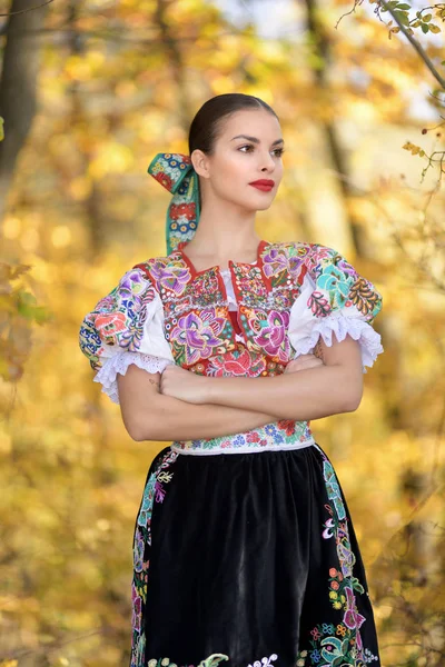 Giovane Bella Slovacca Donna Folklore Costume Tradizionale — Foto Stock