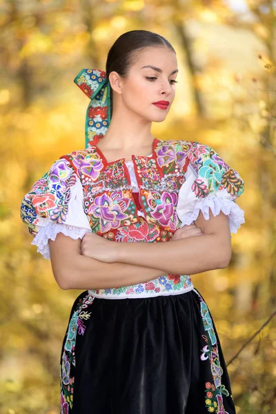 Fiatal Gyönyörű Szlovák Folklór Hagyományos Jelmezben — Stock Fotó