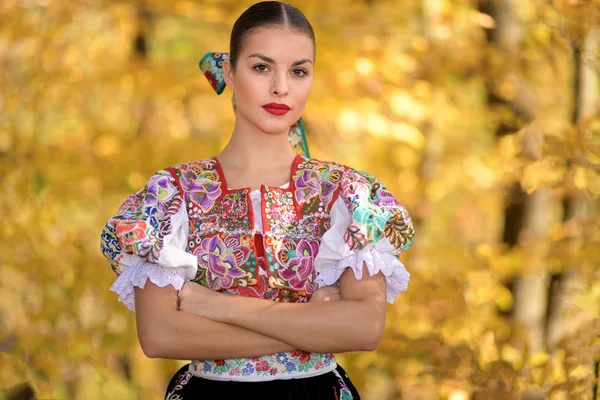 Ung Vacker Slogan Folklore Kvinna Traditionell Kostym — Stockfoto