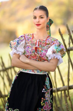 Geleneksel kostümlü, güzel, Slovak folklor kadını.