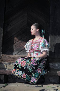 Geleneksel kostümlü, güzel, Slovak folklor kadını.