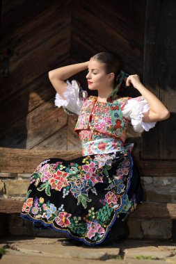 Geleneksel kostümlü, güzel, Slovak folklor kadını.