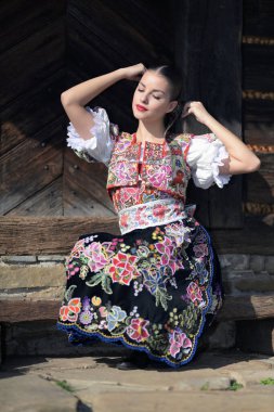 Geleneksel kostümlü, güzel, Slovak folklor kadını.