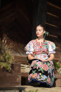 Geleneksel kostümlü, güzel, Slovak folklor kadını.