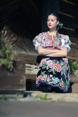 Geleneksel kostümlü, güzel, Slovak folklor kadını.
