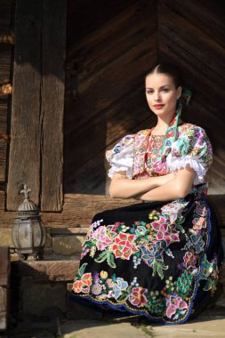 Geleneksel kostümlü, güzel, Slovak folklor kadını.