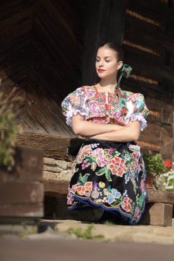 Geleneksel kostümlü, güzel, Slovak folklor kadını.