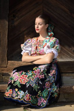Geleneksel kostümlü, güzel, Slovak folklor kadını.