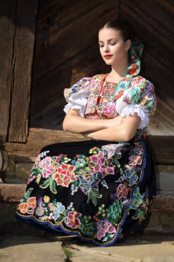 Geleneksel kostümlü, güzel, Slovak folklor kadını.