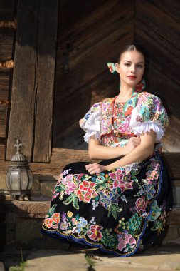 Geleneksel kostümlü, güzel, Slovak folklor kadını.