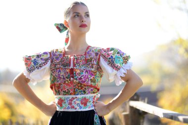 Geleneksel kostümlü, güzel, Slovak folklor kadını.