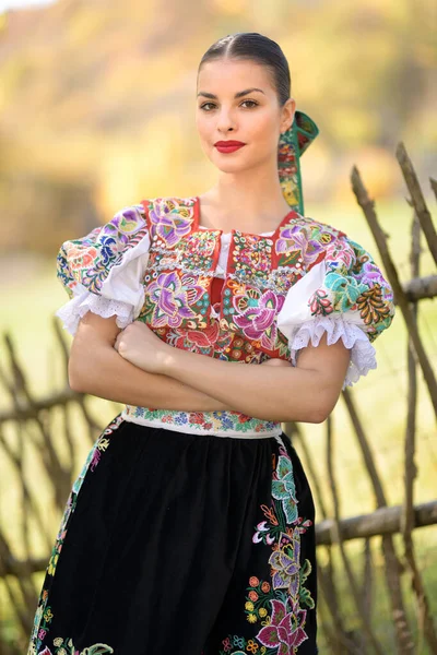 Geleneksel kostümlü, güzel, Slovak folklor kadını.