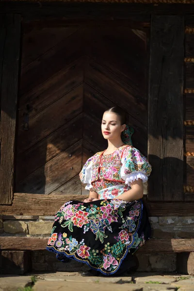 Fiatal Gyönyörű Szlovák Folklór Hagyományos Jelmezben — Stock Fotó