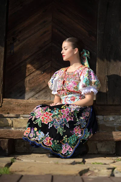 Jonge Mooie Slovak Folklore Vrouw Traditioneel Kostuum — Stockfoto