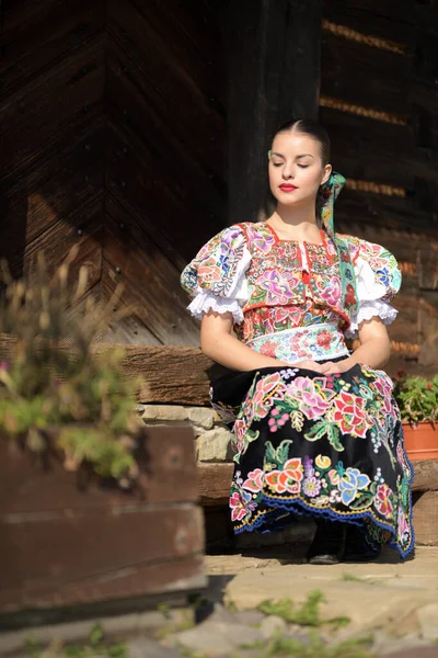 Fiatal Gyönyörű Szlovák Folklór Hagyományos Jelmezben — Stock Fotó