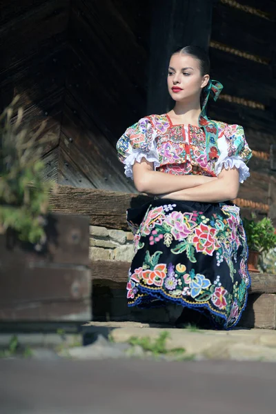 Geleneksel kostümlü, güzel, Slovak folklor kadını.