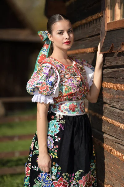 Joven Hermosa Eslovaca Folklore Mujer Traje Tradicional —  Fotos de Stock