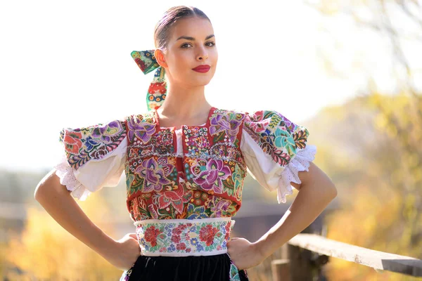 Jovem Bela Mulher Folclore Eslovaco Traje Tradicional — Fotografia de Stock