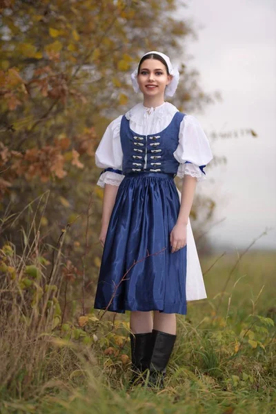 Glücklich Schöne Junge Frau Weihnachtsmann Kostüm Mit Geschenkschachteln — Stockfoto