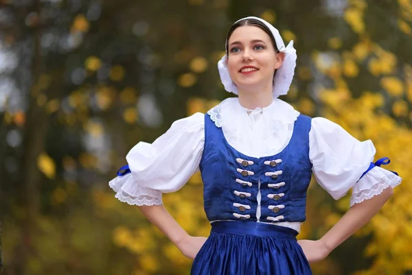 Glücklich Schöne Junge Frau Weihnachtsmann Kostüm Mit Geschenkschachteln — Stockfoto