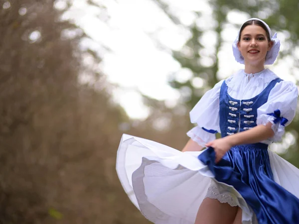 Glücklich Schöne Junge Frau Weihnachtsmann Kostüm Mit Geschenkschachteln — Stockfoto