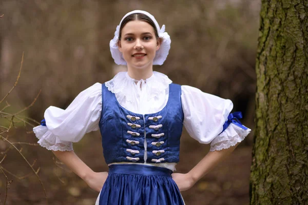 Glücklich Schöne Junge Frau Weihnachtsmann Kostüm Mit Geschenkschachteln — Stockfoto