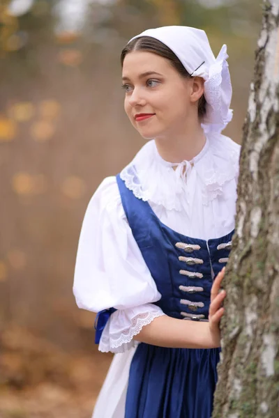 Joyeux Belle Jeune Femme Costume Père Noël Avec Des Boîtes — Photo