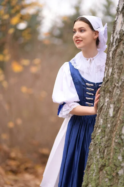 Felice Bella Giovane Donna Costume Babbo Natale Con Scatole Regalo — Foto Stock