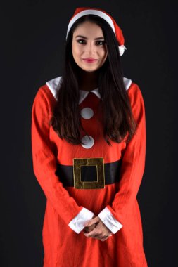 Noel Baba kostümlü, hediye kutularıyla mutlu bir genç bayan. 