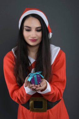 Noel Baba kostümü içinde gülümseyen çekici genç bir kadın. Noel Baba kostümü içinde gülümseyen çekici genç kadın. 