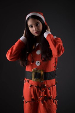 Noel Baba kostümü içinde gülümseyen çekici genç bir kadın. Noel Baba kostümü içinde gülümseyen çekici genç kadın. 