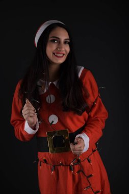 Noel Baba kostümü içinde gülümseyen çekici genç bir kadın. Noel Baba kostümü içinde gülümseyen çekici genç kadın. 