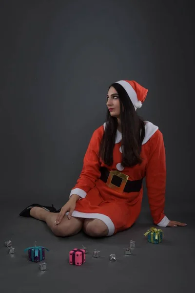 Joyeux Belle Jeune Femme Costume Père Noël Avec Des Boîtes — Photo