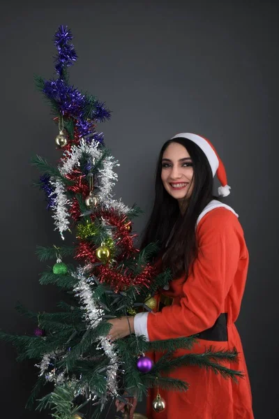 Usmívající Atraktivní Mladá Žena Kostýmu Santa Clause Usměvavá Atraktivní Mladá — Stock fotografie
