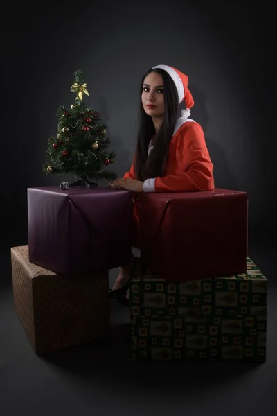 Lachende Aantrekkelijke Jonge Vrouw Kerstman Kostuum Lachende Aantrekkelijke Jonge Vrouw — Stockfoto