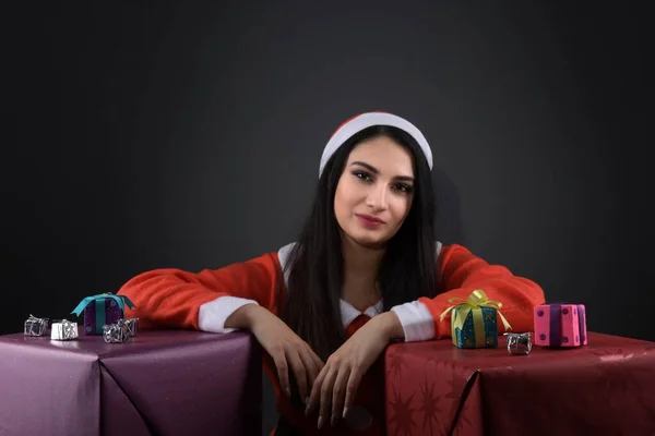 Lachende Aantrekkelijke Jonge Vrouw Kerstman Kostuum Lachende Aantrekkelijke Jonge Vrouw — Stockfoto