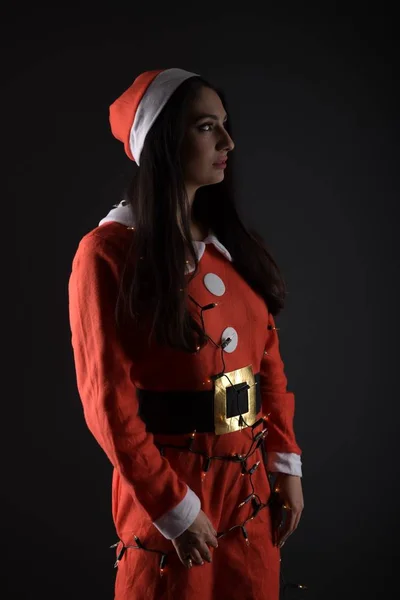 Lächelnde Attraktive Junge Frau Weihnachtsmann Kostüm Lächelnde Attraktive Junge Frau — Stockfoto