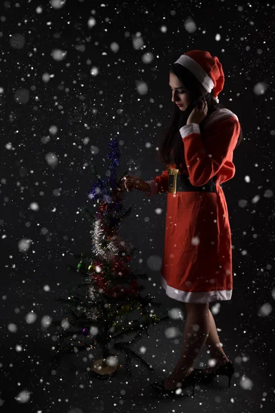 Sonriente Joven Atractiva Traje Santa Claus Sonriente Mujer Joven Atractiva — Foto de Stock