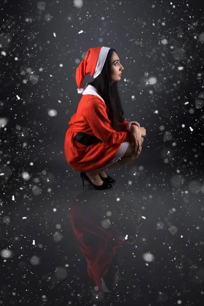 Jolie Jeune Femme Souriante Costume Père Noël Souriant Jolie Jeune — Photo