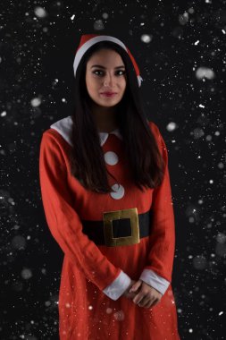 Noel Baba kostümlü mutlu genç bayan.