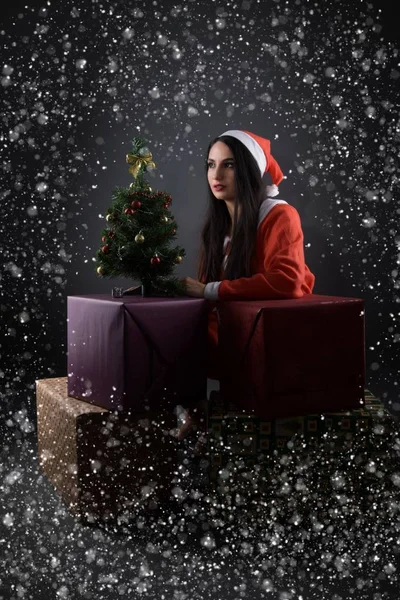 Gelukkige Mooie Jonge Vrouw Kerstman Kostuum — Stockfoto