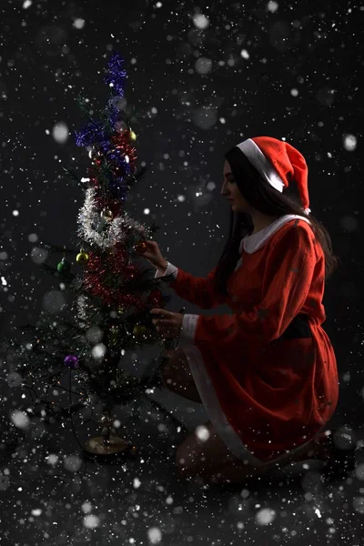 Feliz Linda Jovem Mulher Santa Claus Traje — Fotografia de Stock