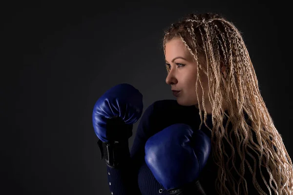 Menina Loira Bonita Luvas Boxe — Fotografia de Stock